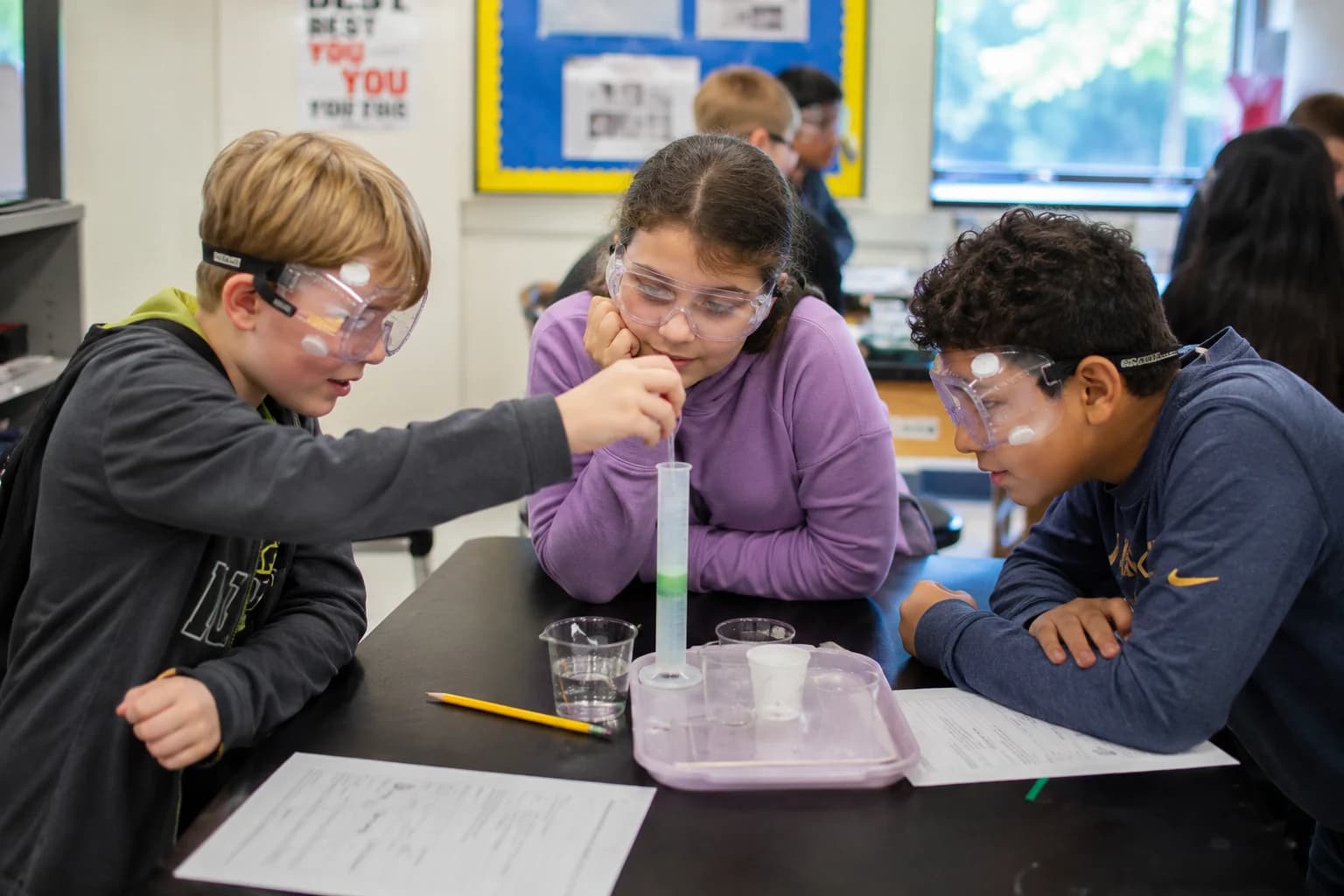 Niños haciendo un experimento de ciencia en inglés