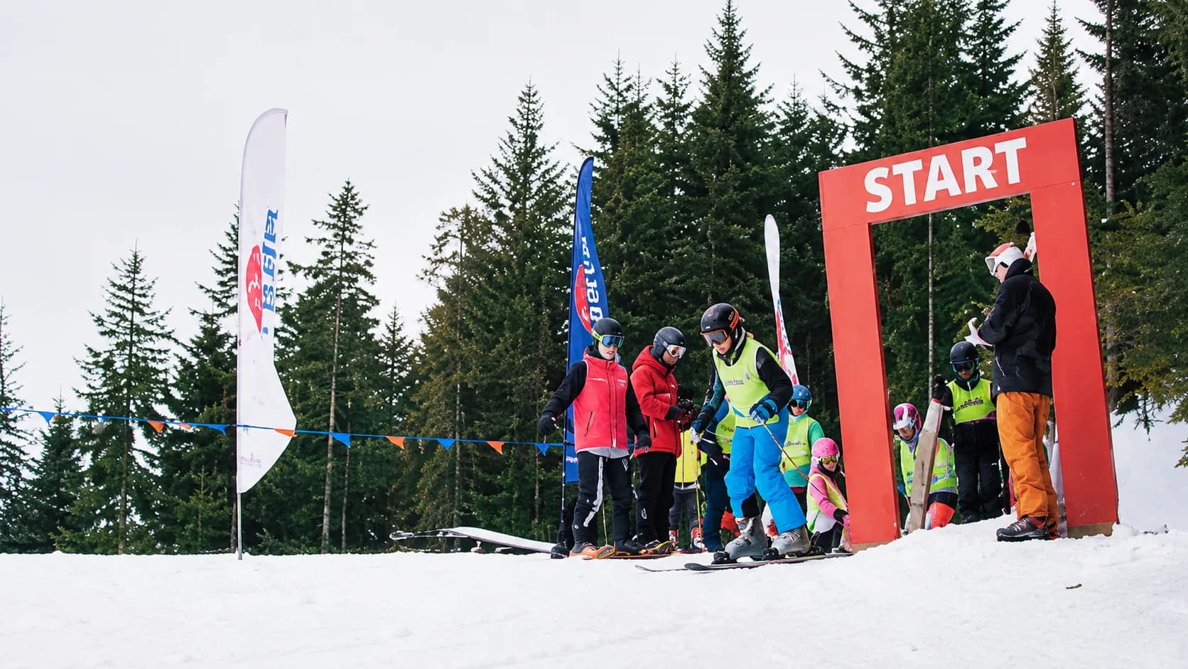 Niños en la salida de una competencia de snowboard en el campamento