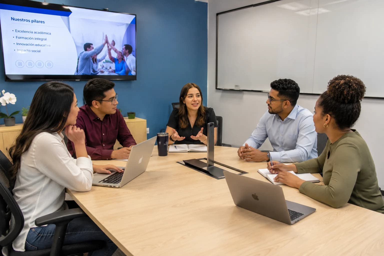 Equipo de Educate reunido con directivos de una institución educativa