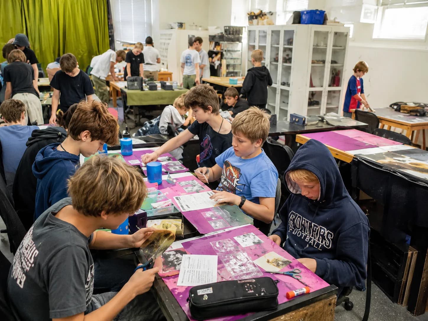 Niños trabajando en un proyecto creativo durante una clase